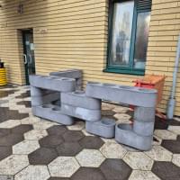 Гра Світла і Тіні: Мереживні Візерунки на Шорсткій Текстурі Бетону