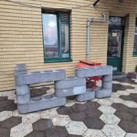 Гра Світла і Тіні: Мереживні Візерунки на Шорсткій Текстурі Бетону